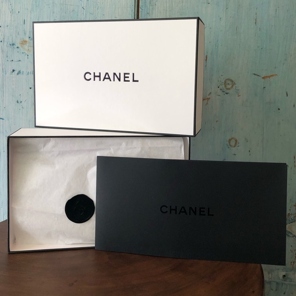Bundle - CHANEL gift box & tote bag, plus black Chanel envelope for note or card - Picture 7 of 11